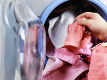 Afinal, pode lavar toalhas com roupa de cama? Essa resposta vai mudar a sua vida na lavanderia