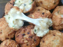 Bolinho de arroz recheado com queijo