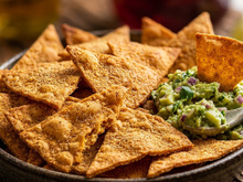 Doritos caseiro: versão feita com farinha de aveia e fubá é muito mais saudável e igualmente crocante