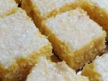 Esse bolo de fubá molhadinho só vai durar um dia no tabuleiro: receita fácil leva coco e tem a massa mais fofinha de todas