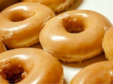 Com quase 100 anos, marca de donuts chegou ao Brasil e acumula filas nas lojas com receita secreta, máquina revolucionária e um truque simples de venda