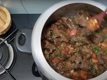 Essa é a melhor carne de panela do mundo e fica pronta rapidinho na panela de pressão, aprenda passo a passo da receita