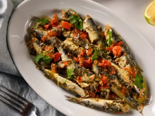 Sardinha na panela de pressão fica mais gostosa que a versão em lata e é perfeita para um almoço rápido e nutritivo!