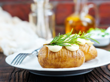 Como cozinhar batata no micro-ondas: aprenda com o TudoGostoso