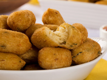 Vai fritar bolinho de bacalhau na Páscoa e está com medo do cheiro de fritura? Veja como acabar com o problema com um truque rápido