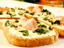 Torradas com Peito de Peru, Cream Cheese e Ervas