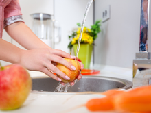 Essa é a melhor técnica para lavar frutas e verduras e você vai ficar surpreso, segundo professora em Microbiologia Clínica