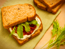 Sanduíche integral com tomates assados
