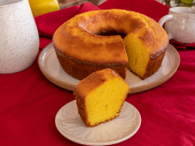 Bolo de milho com laranja de liquidificador pra salvar a festa junina dos celíacos e intolerantes à lactose