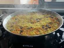 O acompanhamento perfeito para o almoço de Páscoa tem arroz e bacalhau na mesma travessa! Vem ver essa receita incrível!