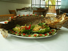 Robalo assado com farofa de castanhas: como fazer