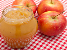 Molho de maçã caseiro de 3 ingredientes transforma pratos salgados comuns como batata frita, carnes ou até os ovos do café da manhã em refeições extraordinárias