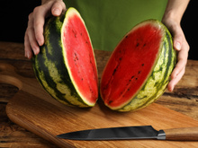 Nunca mais cortei a melancia de outro jeito depois dessa dica!