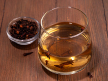 Para que serve o chá de cravo-da-índia? Conheça os benefícios da bebida feita com a especiaria medicinal