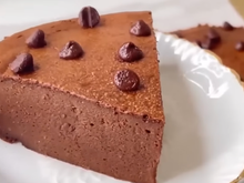 Adeus açúcar e farinha! Estou viciada nesse bolo de chocolate tão cremoso que desfaz na boca a cada colherada
