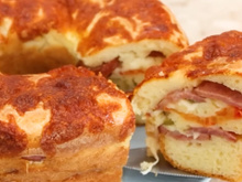 Bolo salgado? Esse lanche de forno delicioso tem um crostinha de queijo e fica perfeito, impossível comer só uma fatia