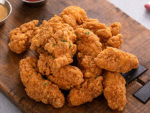 Esse é o segredo das lanchonetes para deixar o frango frito supercrocante e você pode fazer igualzinho em casa porque é muito fácil