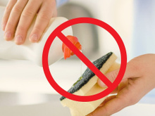 Veja por que você precisa parar de jogar o detergente direto na esponja na hora de lavar a louça