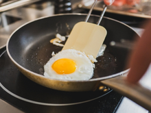 Por que o seu ovo frito gruda na frigideira? Descubra o erro que separa sua receita da perfeição