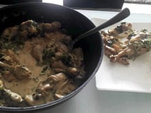 Le Coq au Vin Blanc (frango cremoso ao vinho branco)