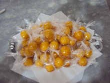 Bala de coco caramelizada (bala baiana ou bala de ovo)