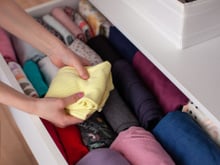Marie Kondo, especialista internacional em organização pessoal, revela o método de dobra vertical que evita o amassamento e dobra o espaço útil das gavetas