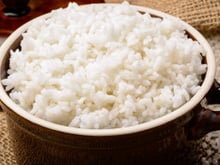 Aprendi com um chef e agora não faço mais arroz apenas com água: a dica é usar “2 dentes de alho, meia cebola e um bom caldo caseiro”
