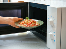 Todo mundo cozinhando espaguete e macarrão na panela quando é muito mais conveniente colocá-los no micro-ondas