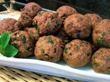 Bolinho de carne moída que fica pronto em 10 minutos é o melhor petisco para quem quer praticidade