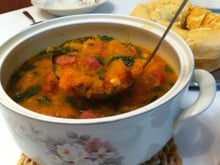 Sopa cremosa de abóbora com calabresa e escarola