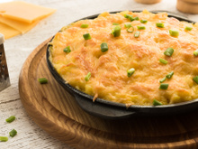 Mac and cheese gratinado: aprenda a fazer a versão queijuda e cremosa que te leva ao paraíso em uma só garfada