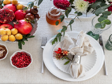 Como decorar a mesa da virada gastando quase nada e usando o que já tem em casa