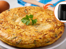 Quando estou atrasada faço essa omelete low carb na airfryer para o café da manhã: fácil de fazer e muito cremosa