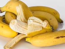 Como são chamados os fios da banana e por que é recomendado comê-los?