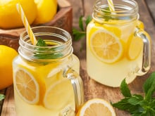 6 ingredientes para adicionar à sua limonada e obter uma bebida refrescante com o dobro dos benefícios