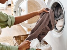 Veja por que usar vinagre para lavar toalhas de banho (com truque para deixá-las bem cheirosinhas!)