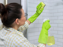 Passo a passo rápido e eficiente: como limpar vidros do box sem deixar manchas de sabão com apenas 1 ingrediente