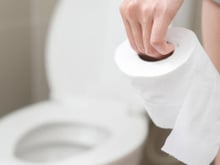 Especialistas concordam: o papel higiênico deve ser colocado com a folha voltada para cima para garantir a higiene e reduzir a incidência de germes