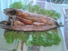 Peixe grelhado com camarão