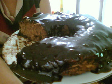 Bolo de chocolate sem ovos com calda