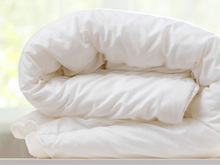 Tirei o edredom do armário e ele estava com cheiro estranho: veja o que resolveu