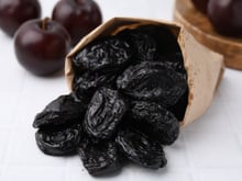 Ouro negro: qual fruta produz colágeno e ajuda a fortalecer os ossos?