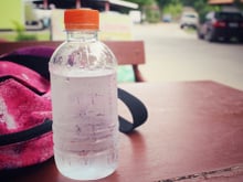 Como manter a água gelada dentro da garrafa por mais tempo