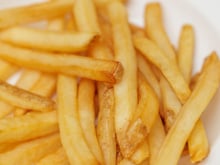 5 maneiras de reaquecer batatas fritas para que fiquem crocantes e deliciosas, usando apenas uma frigideira ou o micro-ondas