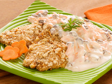 Filé de peixe assado com molho de cenoura e passas