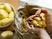 Nunca mais jogue as cascas de batata no lixo: aprenda no TudoGostoso a fazer chips crocantes na air fryer com zero desperdício