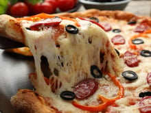 Sobrou pizza do domingo? Este truque devolve a crocância como se ela tivesse acabado de sair do forno