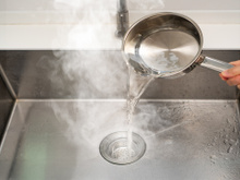 Sem vinagre e bicarbonato de sódio, despeje meio copo no ralo e ele se limpará sozinho