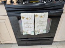 Não é mais necessário dobrar panos ou pendurá-los na porta do forno graças a esse dispositivo simples, mas eficaz