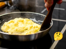 Seus ovos mexidos vão ficar mais cremosos e saborosos se forem misturados com esse ingrediente incomum (e fica pronto em 60 segundos!)